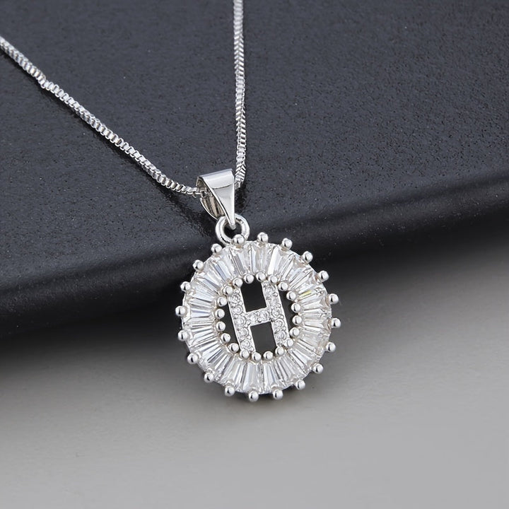 Collier en or blanc avec initiale "Z" et zirconiums