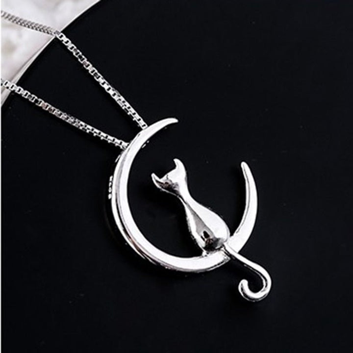 Collier élégant avec lune et chat