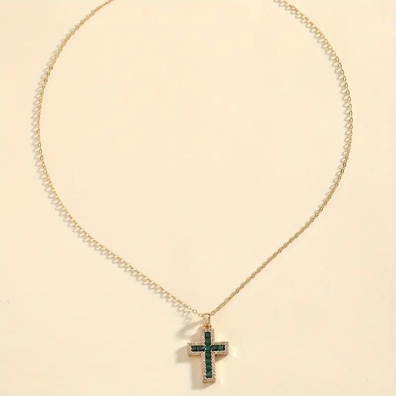 Pendentif Croix Émeraude Solene sur Chaîne en Or