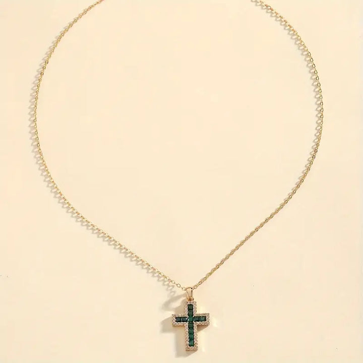 Pendentif Croix Émeraude Solene sur Chaîne en Or