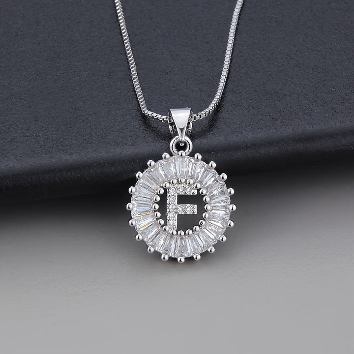 Collier en or blanc avec initiale "Z" et zirconiums