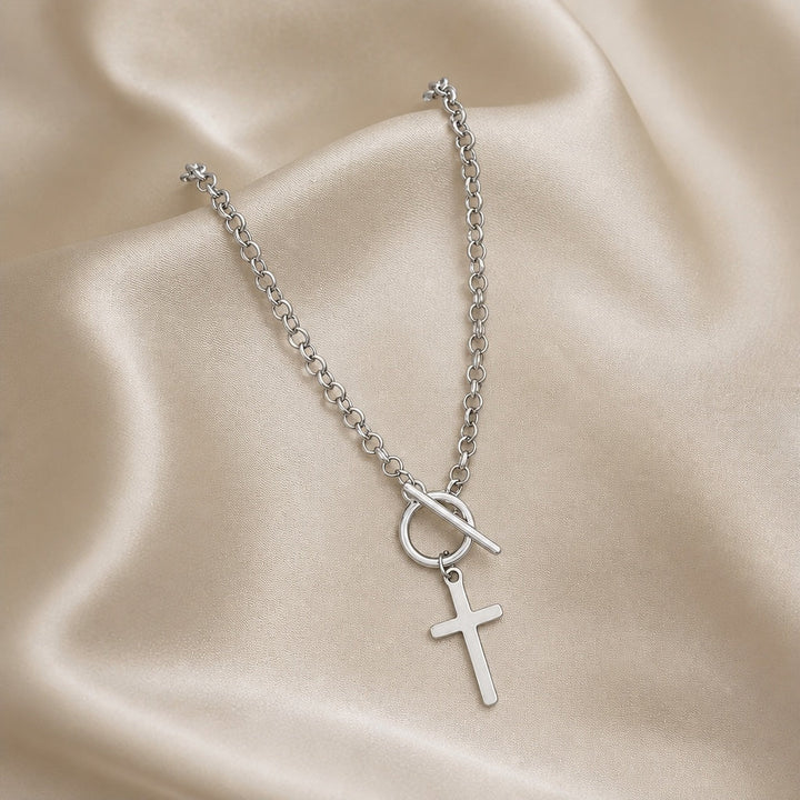 Collier à la Mode avec Fermoir Toggle en Or Blanc et Pendentif en Croix