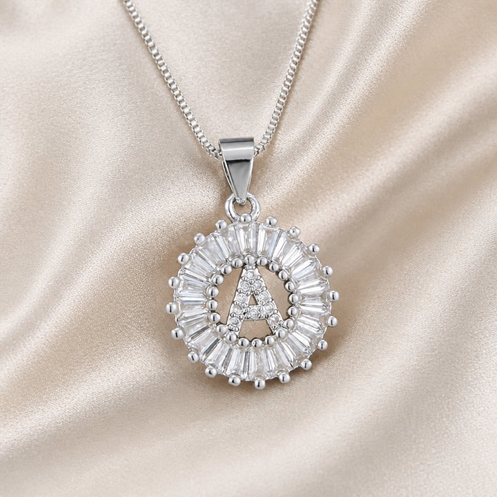 Collier en or blanc avec initiale "Z" et zirconiums