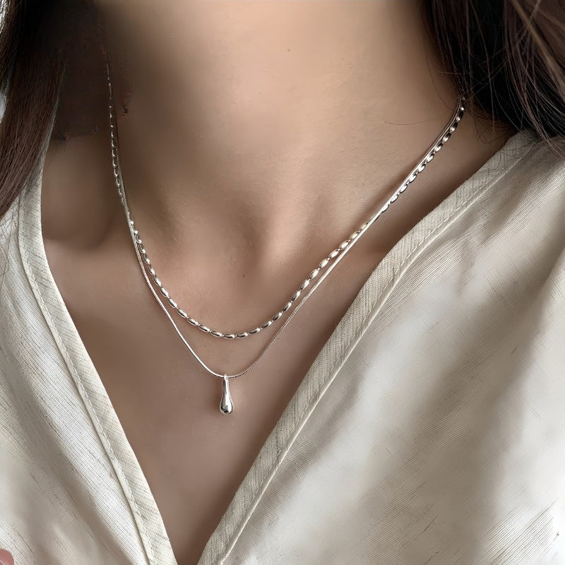 Collier à double couche en or blanc avec pendentif en goutte
