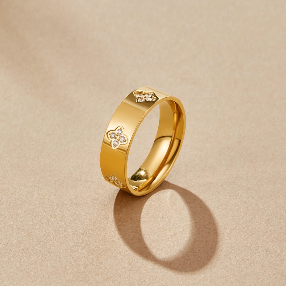 Bague trèfle dorée avec cristaux