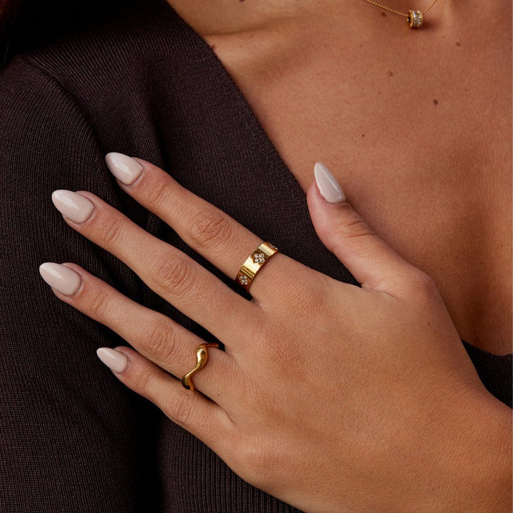 Bague trèfle dorée avec cristaux