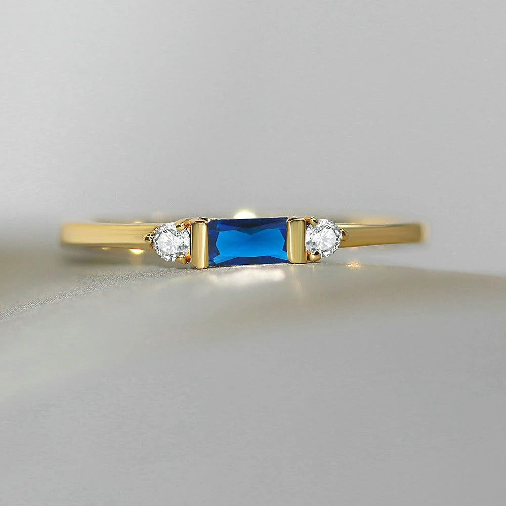 Bague Éblouissante en Or avec Centre Bleu et Anneau Scintillant