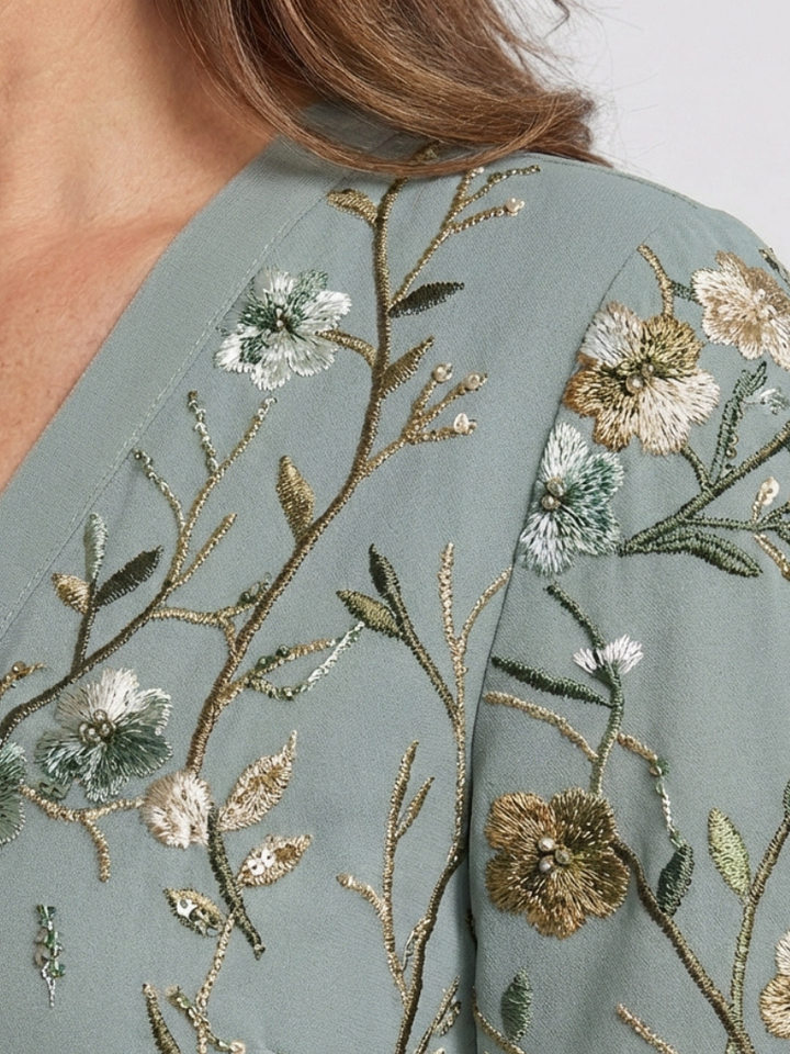 Evadne | Robe maxi florale à décolleté en V avec manches courtes