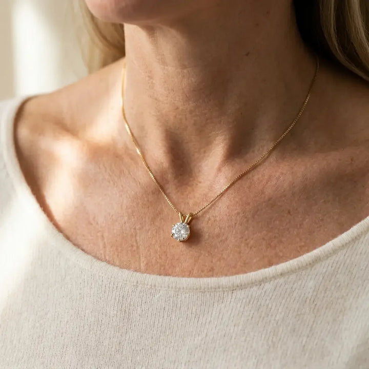 Collier Solitaire Élégant avec Moissanite