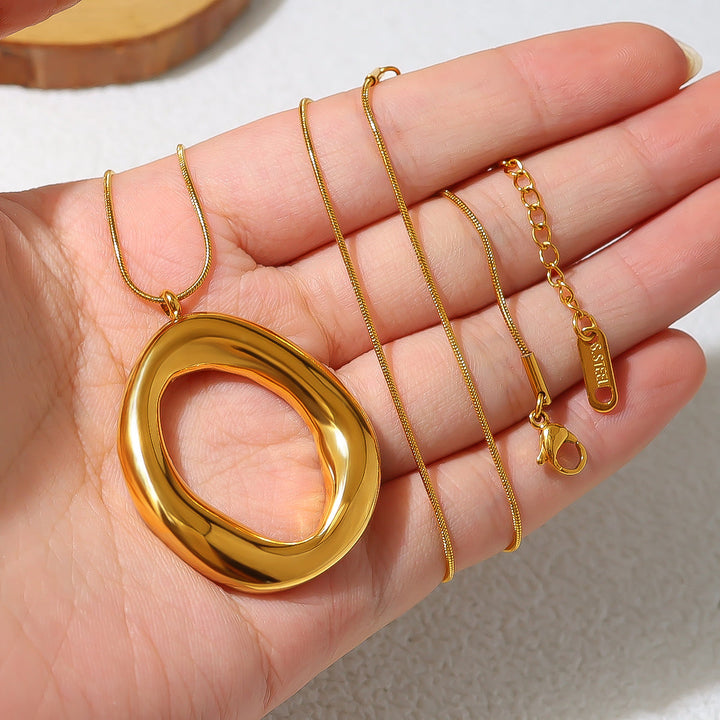 Collier Ovale en Métal Doré