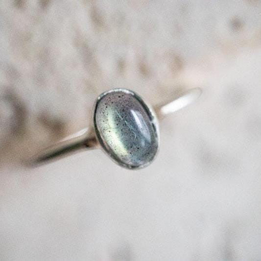 Bague délicate en Labradorite en Argent Sterling 925 / Bague empilable ovale faite à la main
