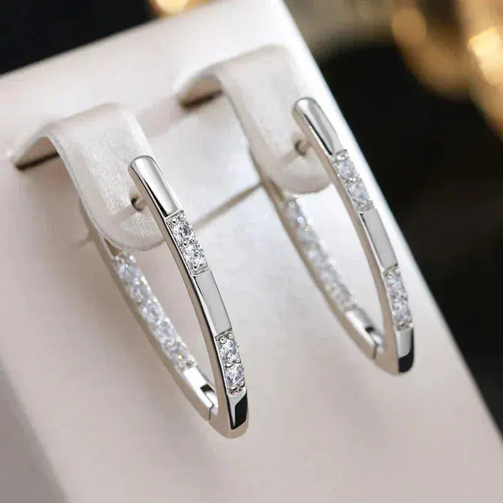 Boucles d'oreilles sophistiquées avec des pierres de zirconium