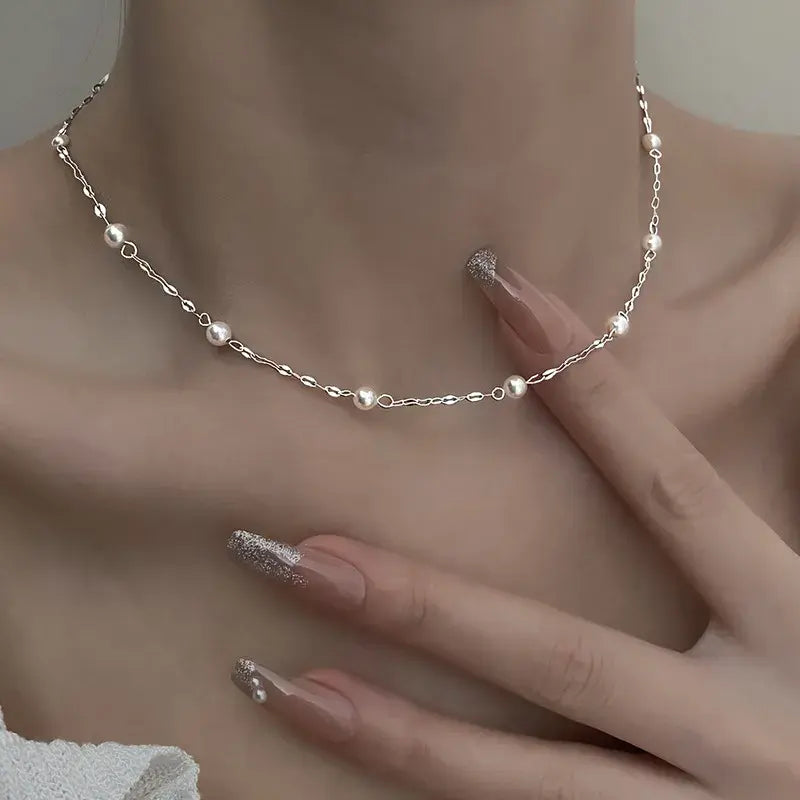 Collier élégant avec des perles brillantes