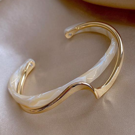 Adriana - Bracelet élégant avec opale blanche et dorure