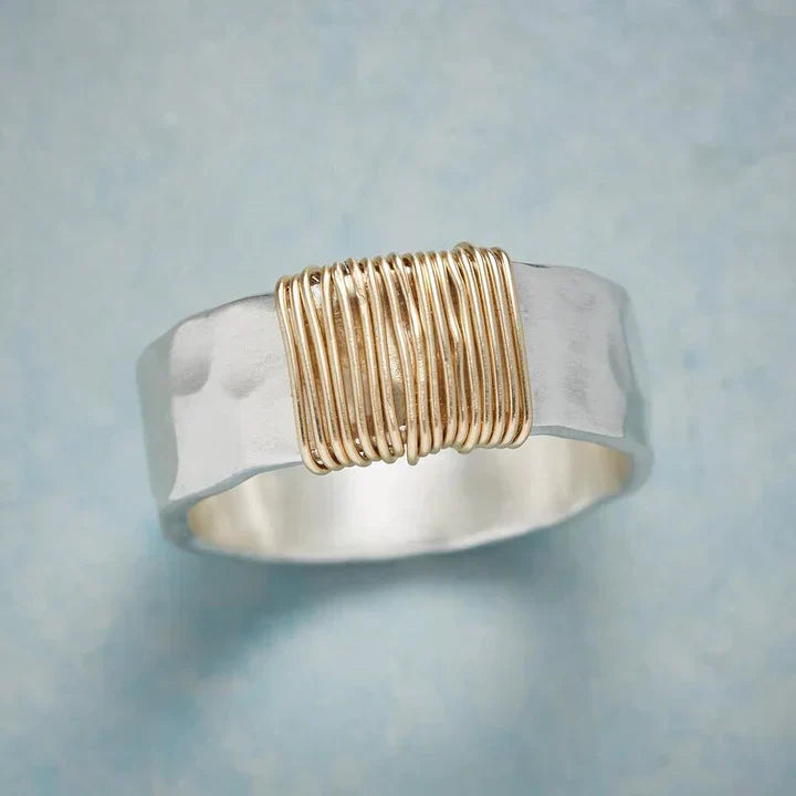 Bague en or vintage avec des fils d'argent