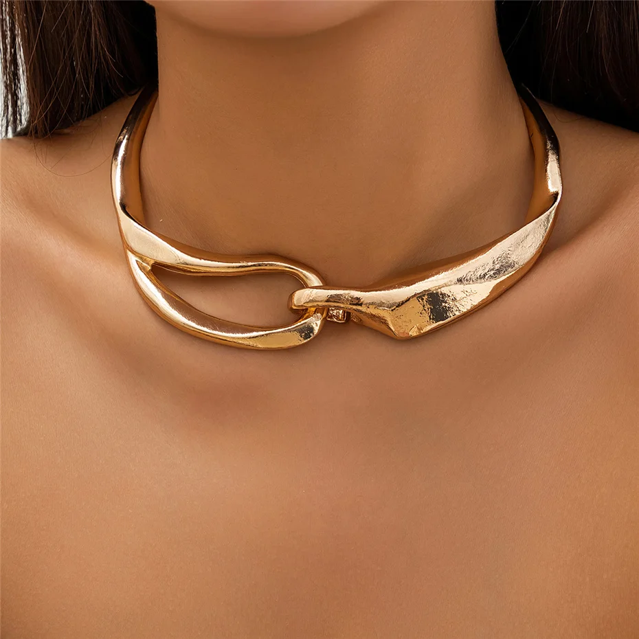 Collier en or avec une texture audacieuse