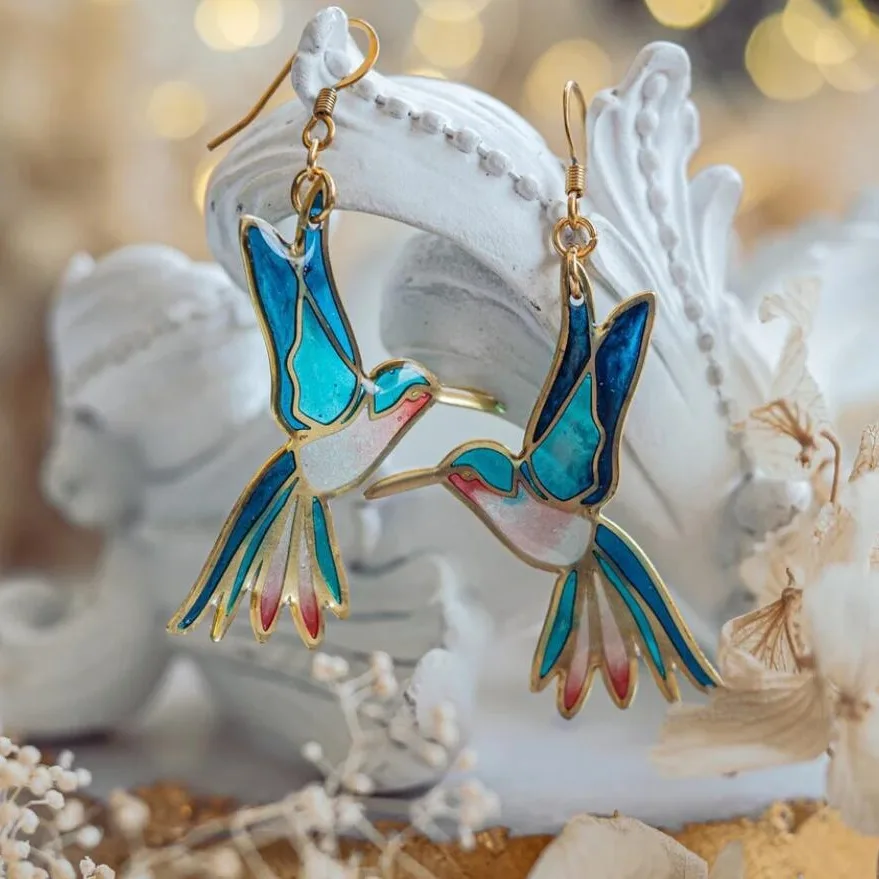 Boucles d'Oreilles Suspendues avec Colibri en Or et Émail Bleu