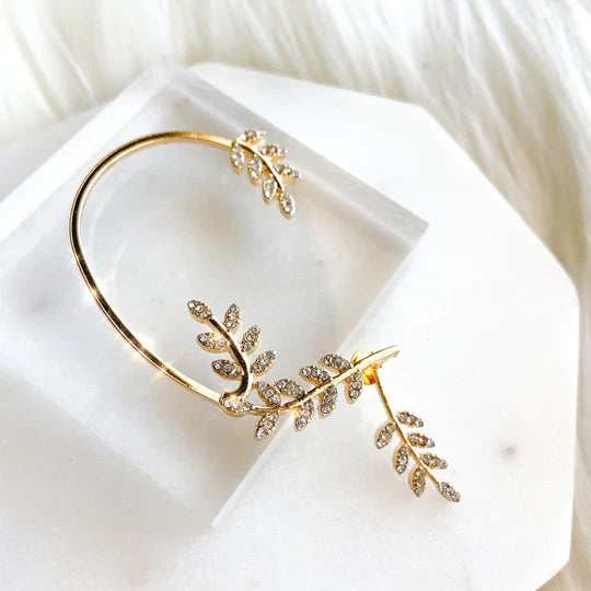 PAIRE DE BOUCLES D'OREILLES EN FORME DE FEUILLE