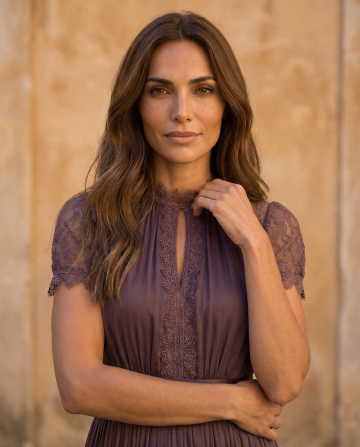 Flavia | Robe longue violette avec décolleté en forme de clé, finition en chiffon