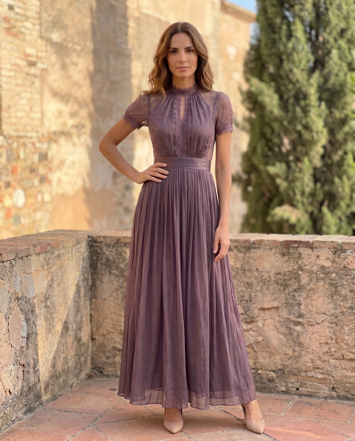 Flavia | Robe longue violette avec décolleté en forme de clé, finition en chiffon