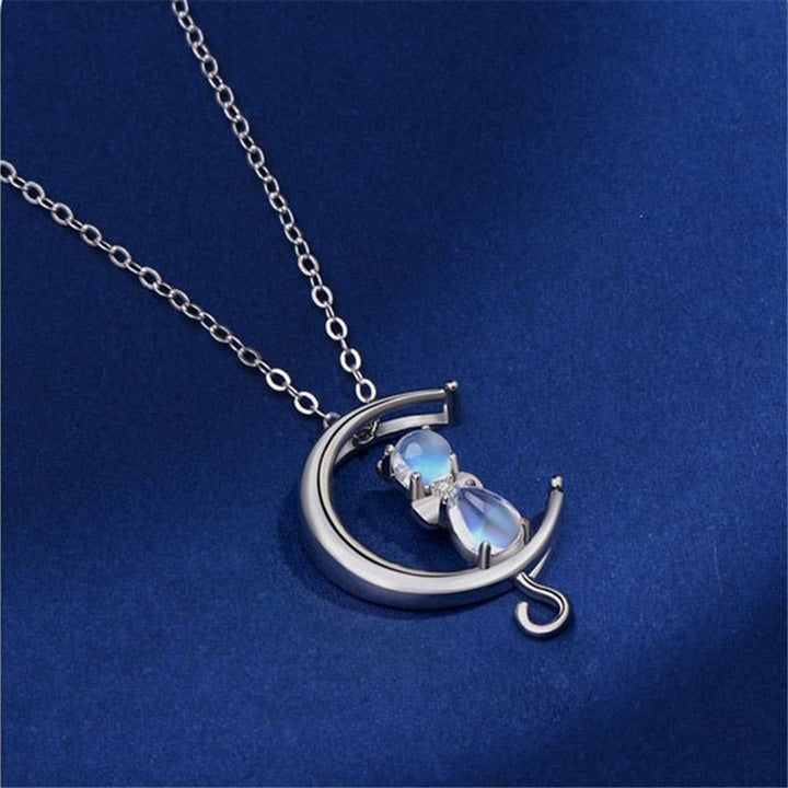 Collier avec pierre de lune et petit chat