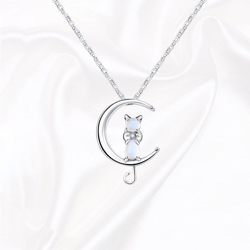 Collier avec pierre de lune et petit chat