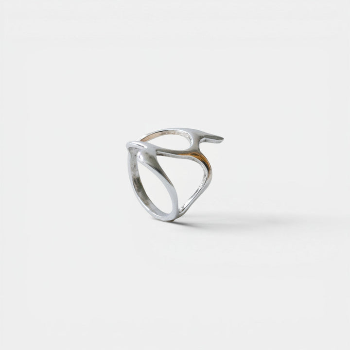 Bague en argent organique avec forme tribale – Fait main