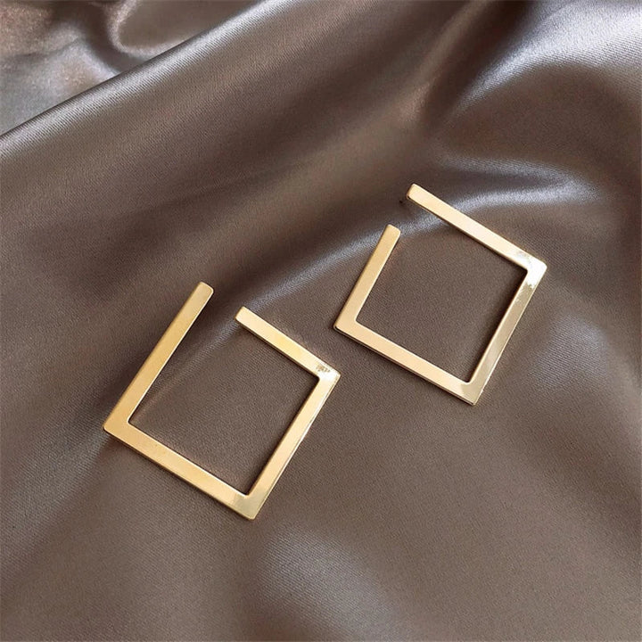 PAIRE DE BOUCLES D'OREILLES EN CERCLE CARRE