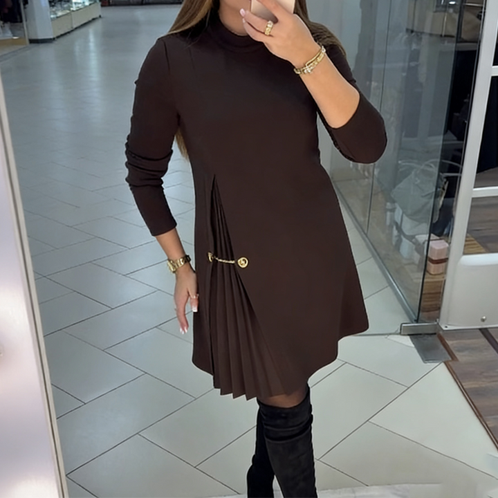 Dorada | Robe Sophistiquée Ligne A avec Détail Plissé et Chaîne Dorée