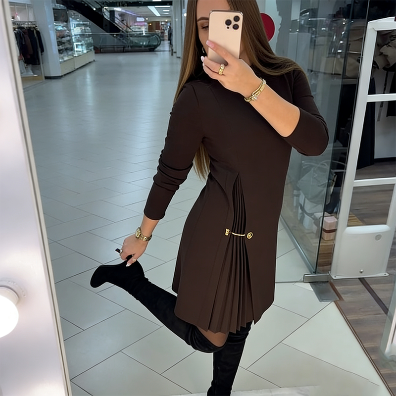 Dorada | Robe Sophistiquée Ligne A avec Détail Plissé et Chaîne Dorée