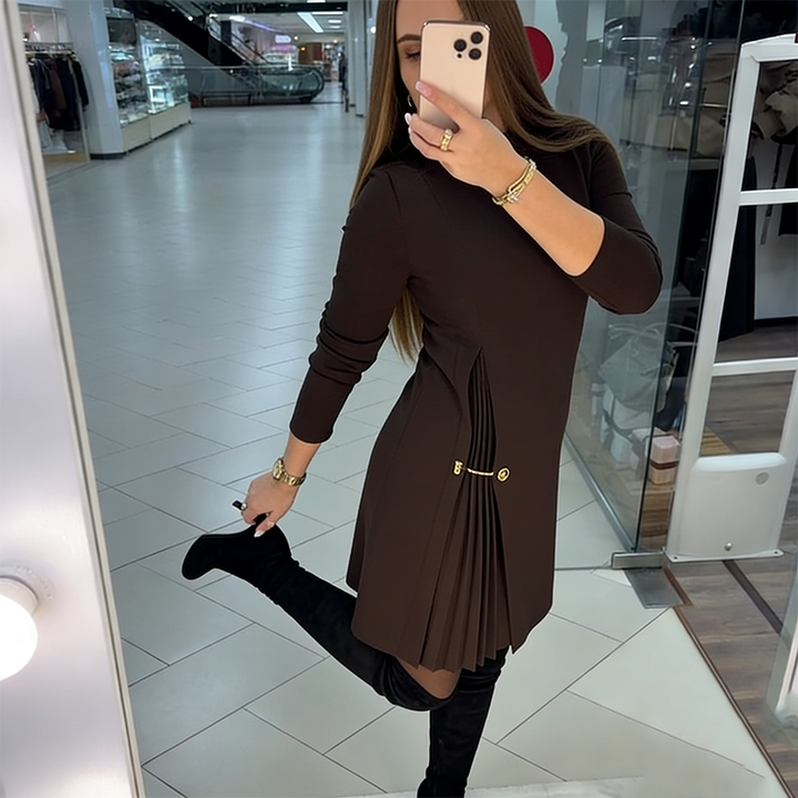 Dorada | Robe Sophistiquée Ligne A avec Détail Plissé et Chaîne Dorée
