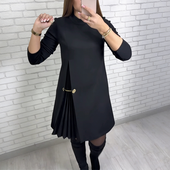 Dorada | Robe Sophistiquée Ligne A avec Détail Plissé et Chaîne Dorée