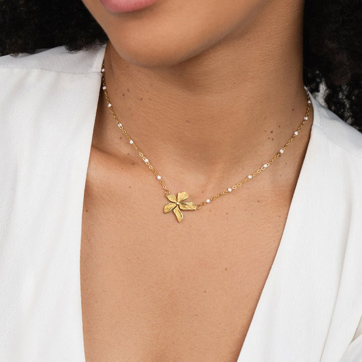 Collier Élégant avec Fleur Dorée