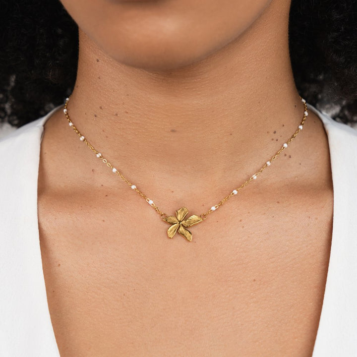 Collier Élégant avec Fleur Dorée