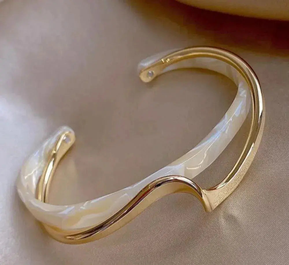Bracelet en or élégante avec opale blanche